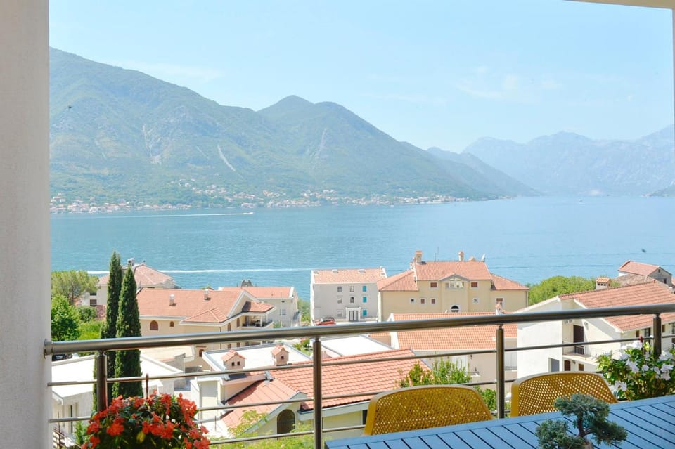 Pearl Shell Apartments Hotel in Dobrota