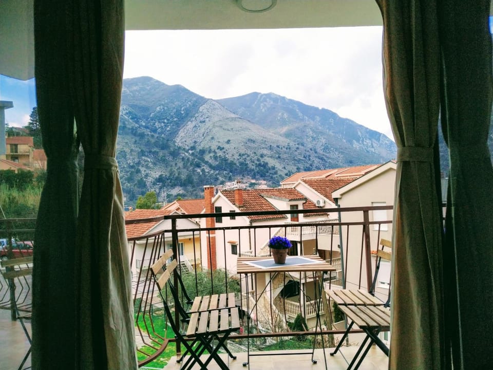 Rooms & Apartments Vukasovic Hotel in Dobrota