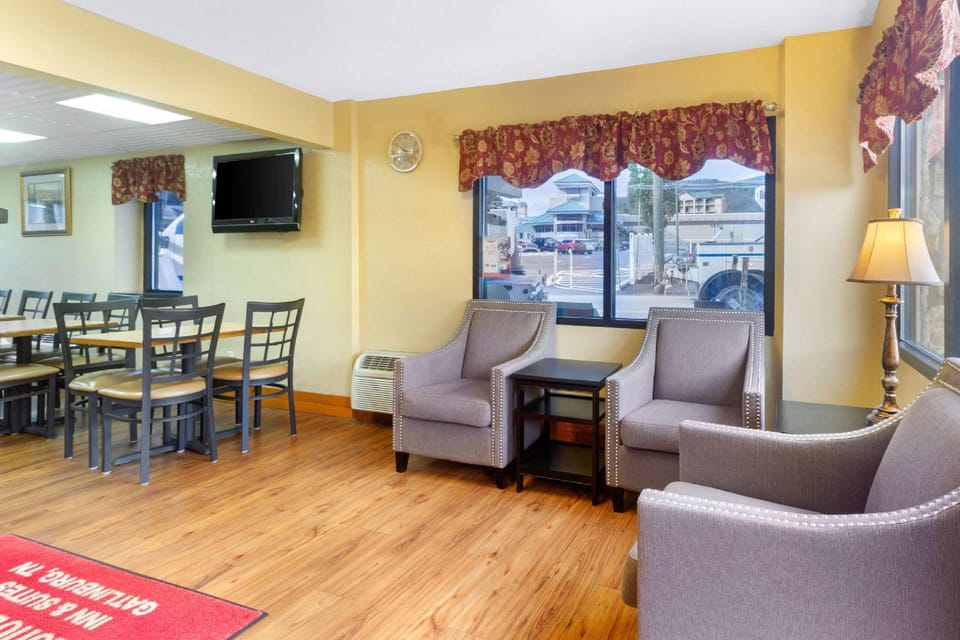 Econo Lodge Inn & Suites Gatlinburg at the Convention Center Hotel in Gatlinburg