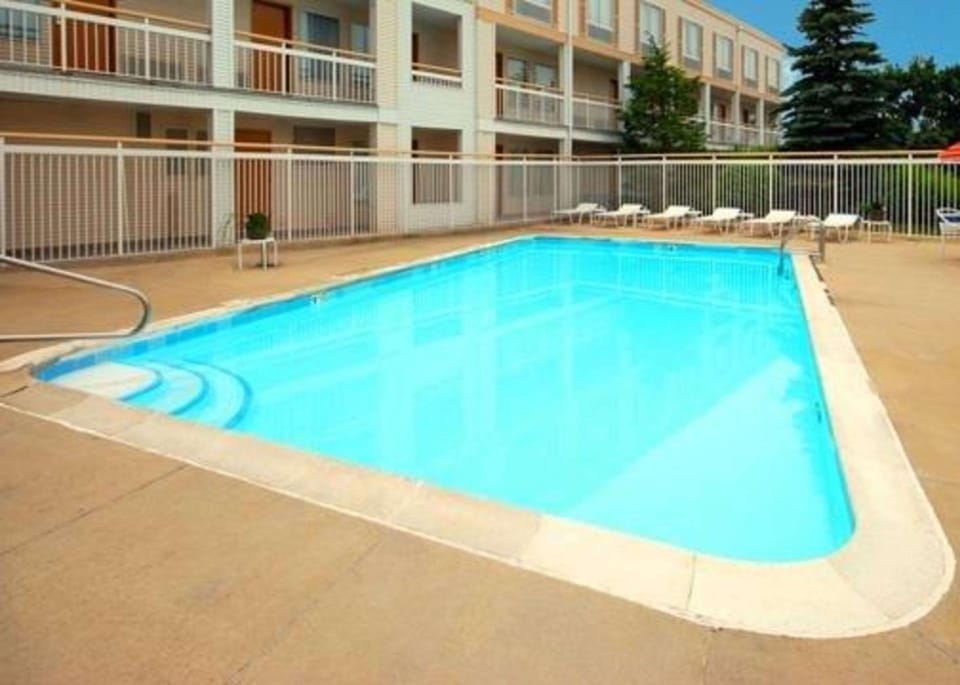 Quality Inn Holland - Toledo Hotel in Holland