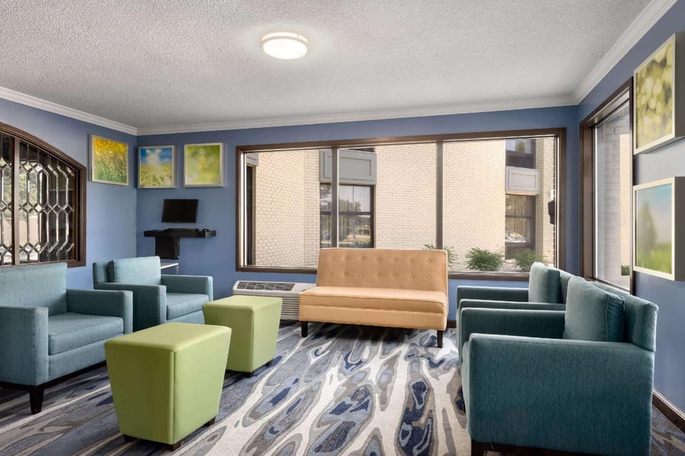 Days Inn & Suites by Wyndham Merrillville Hotel in Hobart