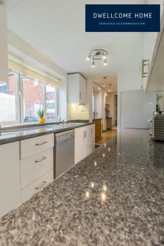 Entire 8 Ensuite Bedroom Coastal Holiday Home Townhouse, Free Parking, Fully Equipped Kitchen, Dinin Hotel in South Shields