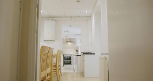 Entire 8 Ensuite Bedroom Coastal Holiday Home Townhouse, Free Parking, Fully Equipped Kitchen, Dinin Hotel in South Shields