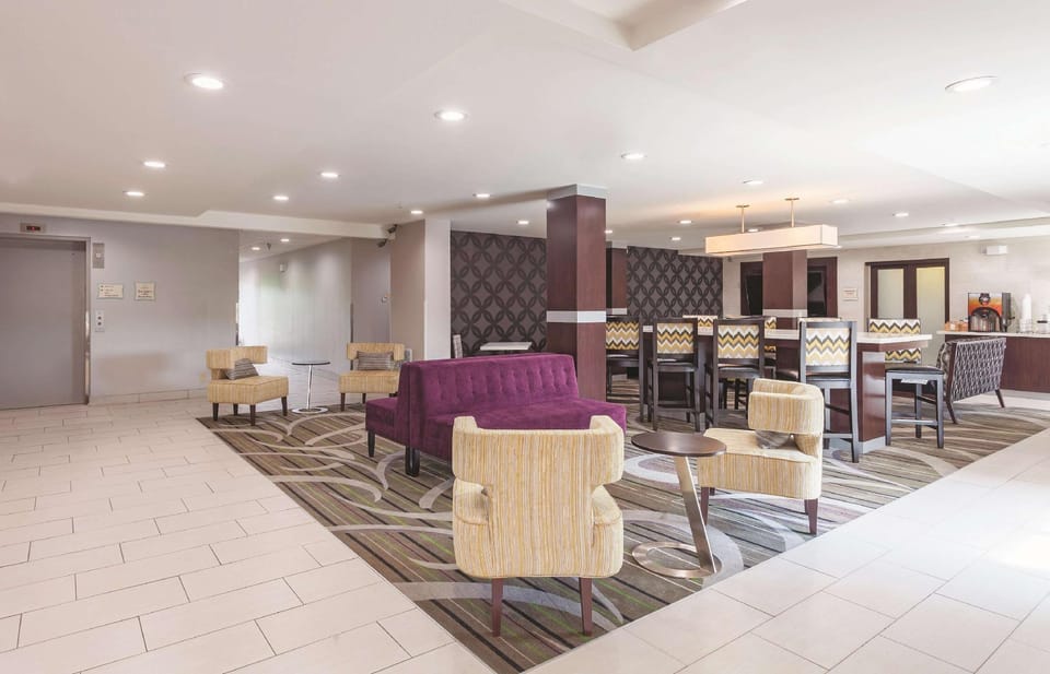 La Quinta Inn & Suites by Wyndham Knoxville North I-75 Hotel in Knoxville