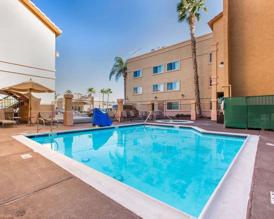 Swimming pool [outdoor]