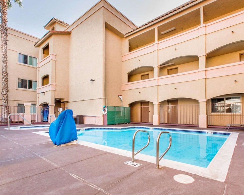 Swimming pool [outdoor]