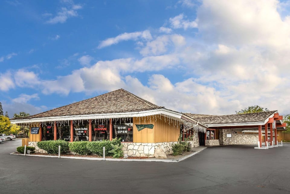 Econo Lodge Near Reno-Sparks Convention Center Hotel in Reno