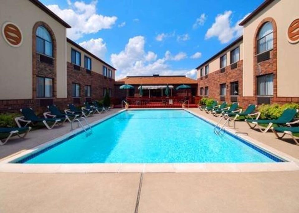 Swimming pool [outdoor]