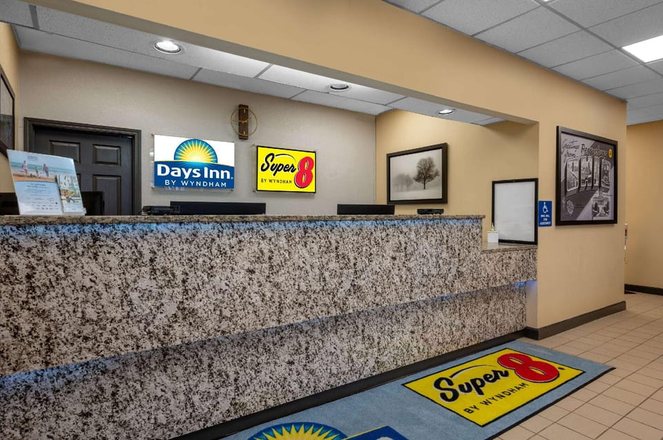 Super 8 by Wyndham Perrysburg/Toledo Hotel in Perrysburg