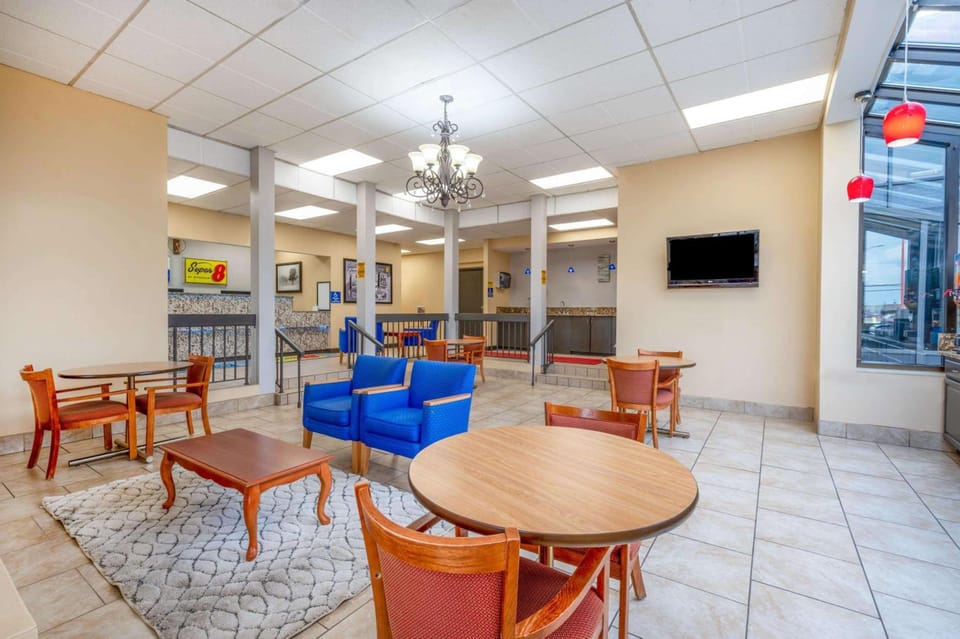 Super 8 by Wyndham Perrysburg/Toledo Hotel in Perrysburg