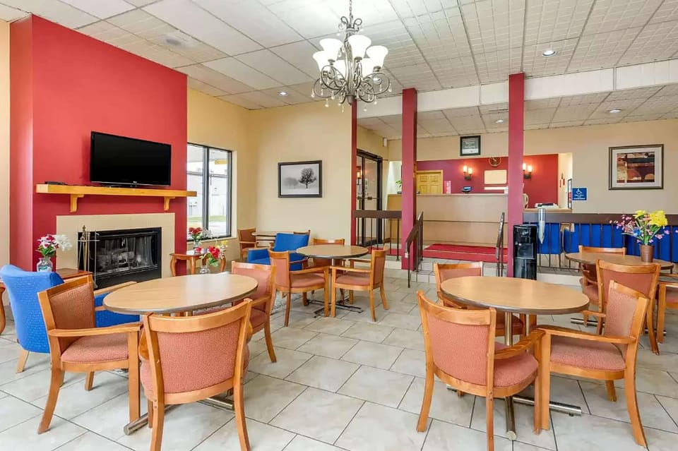 Super 8 by Wyndham Perrysburg/Toledo Hotel in Perrysburg
