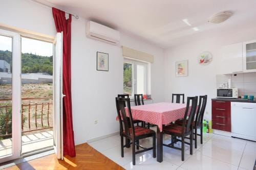 Apartments and rooms by the sea Arbanija, Ciovo - 1125 Hotel in Šibenik-Knin County, Croatia