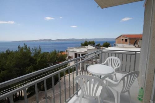 Apartments and rooms with parking space Brela, Makarska - 6895 Hotel in Brela