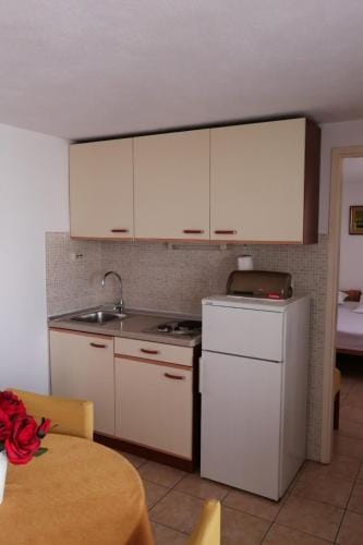 Apartments and rooms by the sea Komiza, Vis - 8841 Hotel in Komiža