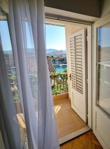 Apartments and rooms by the sea Vrboska (Hvar) - 540 Hotel in Vrboska