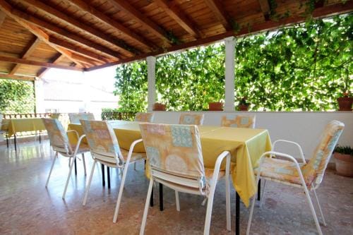 Apartments and rooms by the sea Vrboska (Hvar) - 540 Hotel in Vrboska