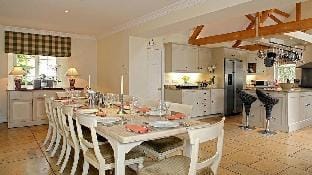 Weir Cottage Hotel in West Oxfordshire District