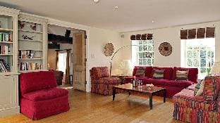 Weir Cottage Hotel in West Oxfordshire District