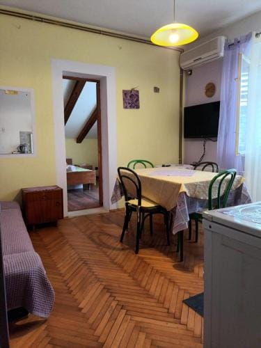 Apartments and rooms by the sea Jelsa, Hvar - 4602 Hotel in Dubrovnik-Neretva County