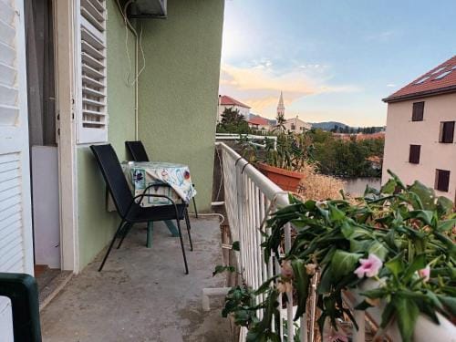 Apartments and rooms by the sea Jelsa, Hvar - 4602 Hotel in Dubrovnik-Neretva County