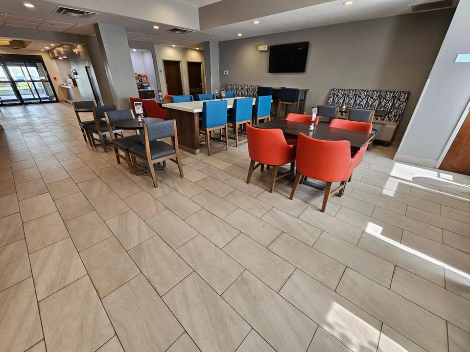 Holiday Inn Express Hotel & Suites Cincinnati-Blue Ash By IHG Hotel in Blue Ash