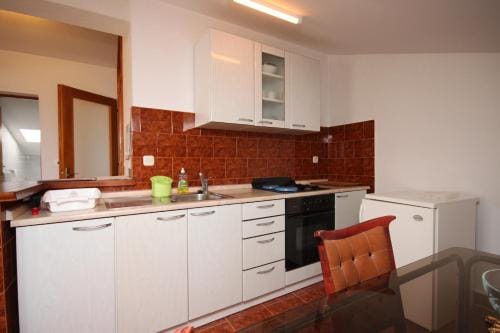 Apartments and rooms with parking space Gradac, Makarska - 6819 Hotel in Dubrovnik-Neretva County