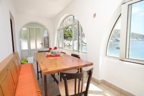 Apartments and rooms by the sea Cove Zarace, Hvar - 8781 Hotel in Dubrovnik-Neretva County