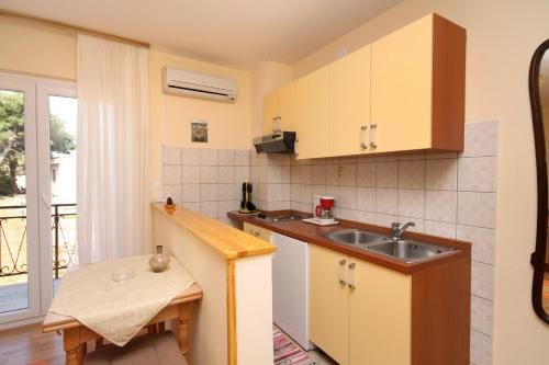 Apartments and rooms with parking space Jelsa, Hvar - 8798 Hotel in Dubrovnik-Neretva County