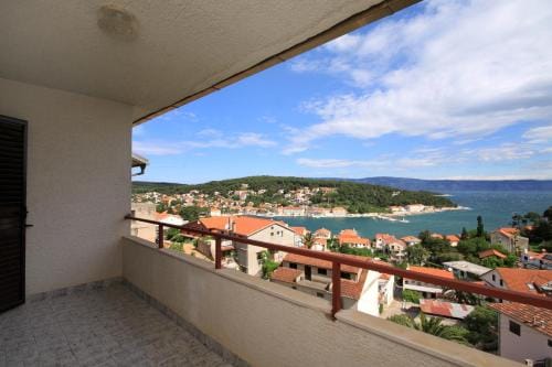 Apartments and rooms with parking space Jelsa, Hvar - 8798 Hotel in Dubrovnik-Neretva County