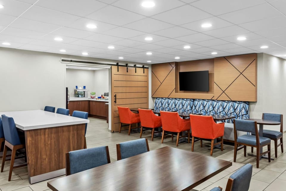 Holiday Inn Express Hotel & Suites Charleston-Southridge By IHG Hotel in Charleston