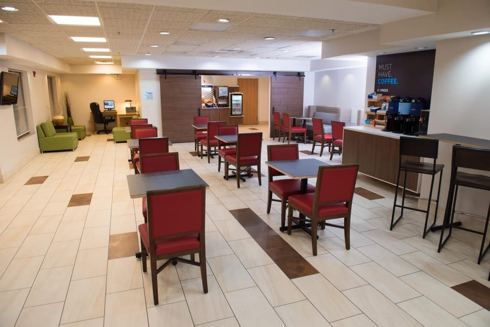 Holiday Inn Express Hotel & Suites Elkhart-South By IHG Hotel in Elkhart