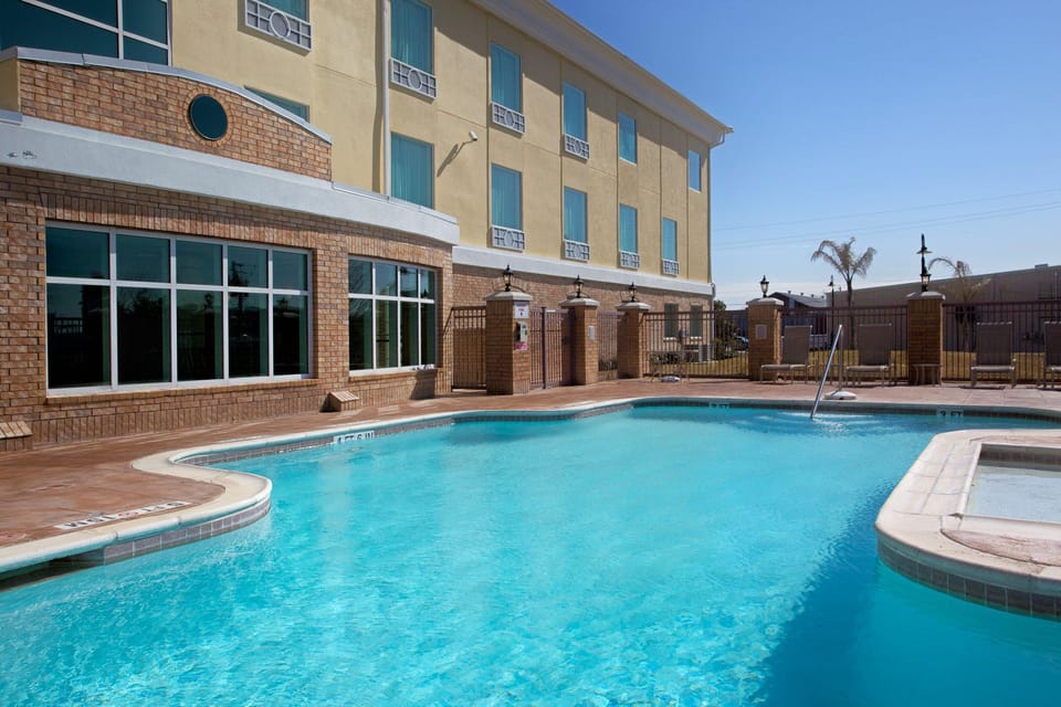 Swimming pool [outdoor]
