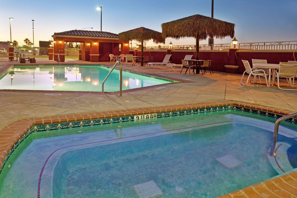 Swimming pool [outdoor]