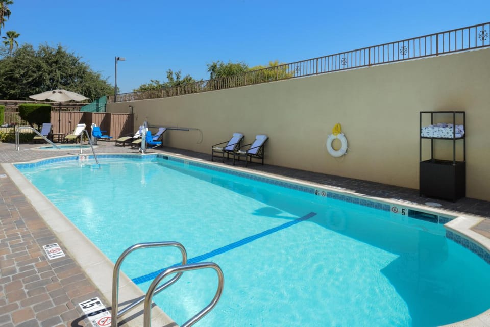Holiday Inn Express Hotel & Suites Pasadena-Colorado Boulevard By IHG Hotel in Pasadena