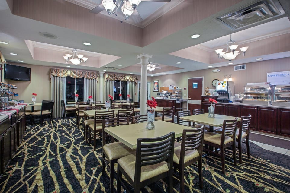 Holiday Inn Express Hotel & Suites Youngstown North-Warren/Niles By IHG Hotel in Ohio
