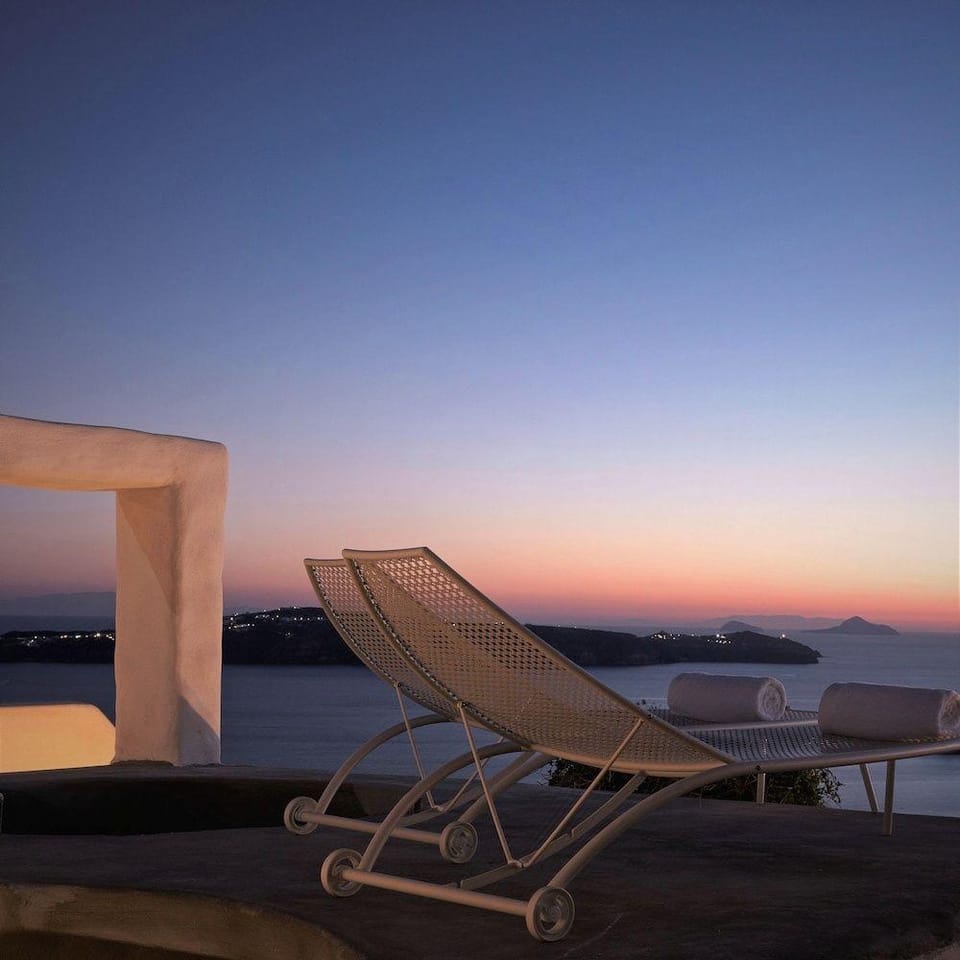 Limestone Hotel in Thera