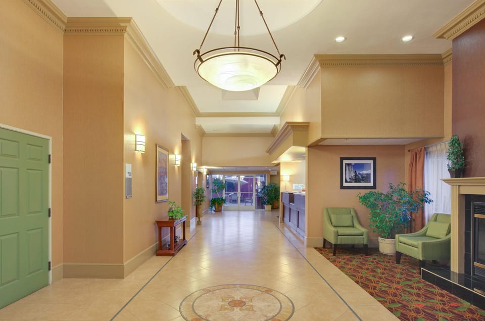 Holiday Inn Express Oakdale By IHG Hotel in Oakdale