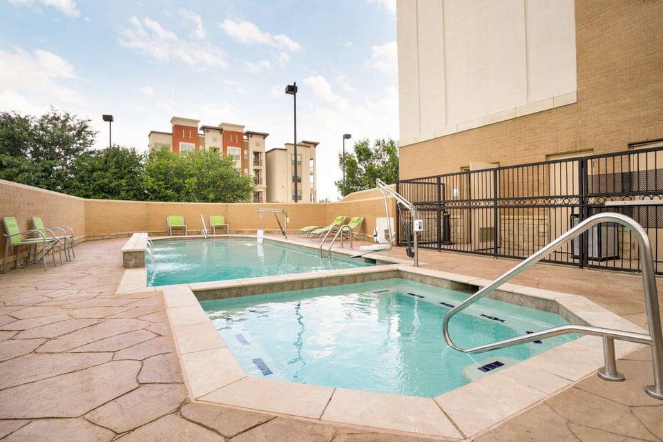 Swimming pool [outdoor]