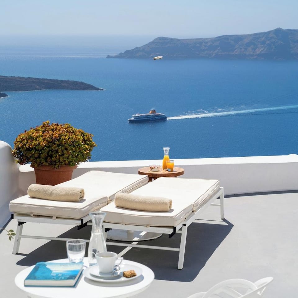 Ananda Infinity Hotel in Thera