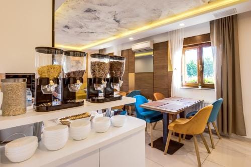 Grand Lakes Rooms Hotel in Jezerce