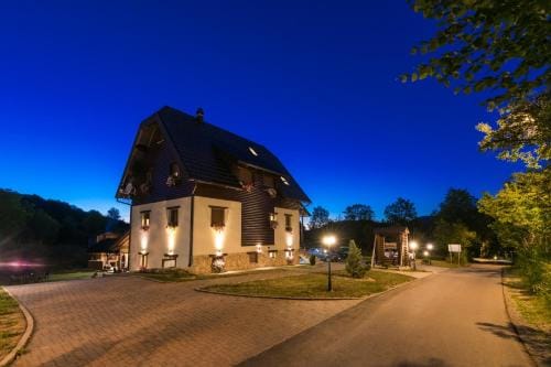 Grand Lakes Rooms Hotel in Jezerce