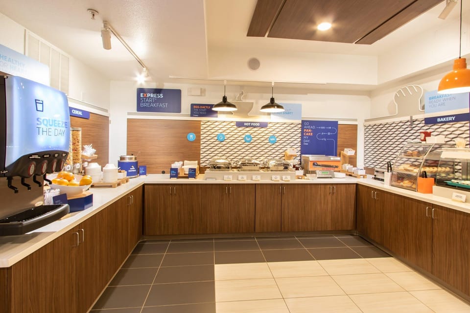 Holiday Inn Express Hotel & Suites Roseville - Galleria Area By IHG Hotel in Roseville