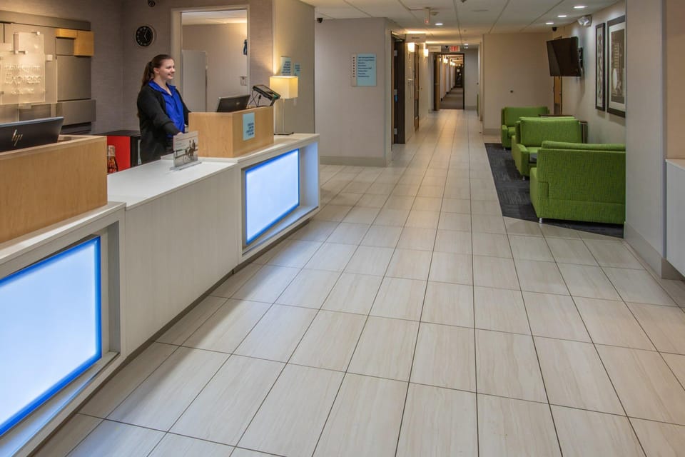 Holiday Inn Express Hotel & Suites Roseville - Galleria Area By IHG Hotel in Roseville