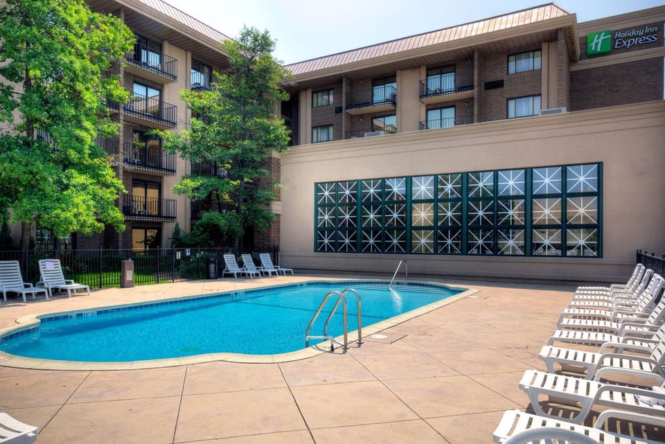 Swimming pool [outdoor]
