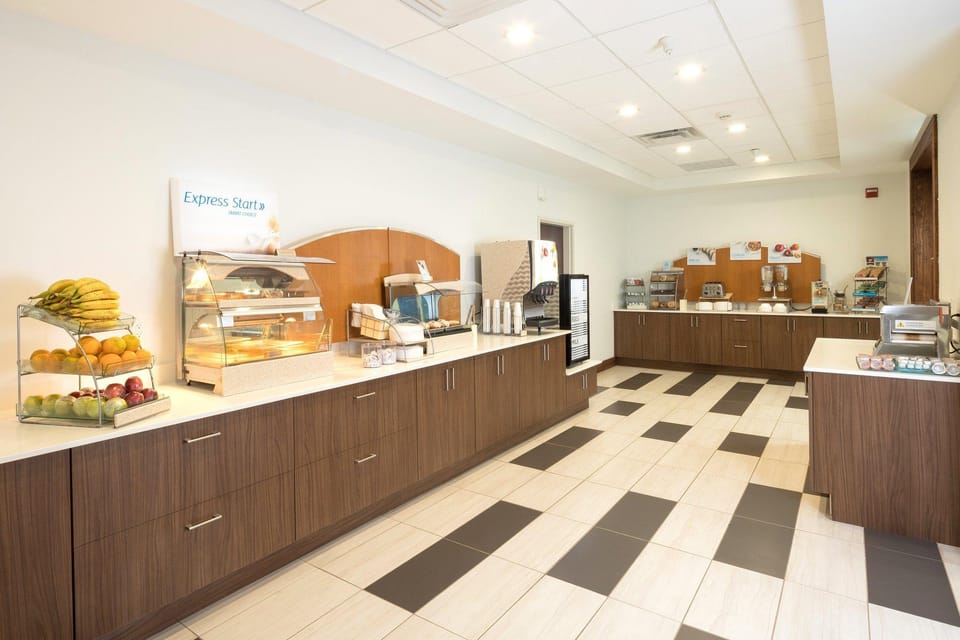 Holiday Inn Express Hotel & Suites Detroit-Utica By IHG Hotel in Utica