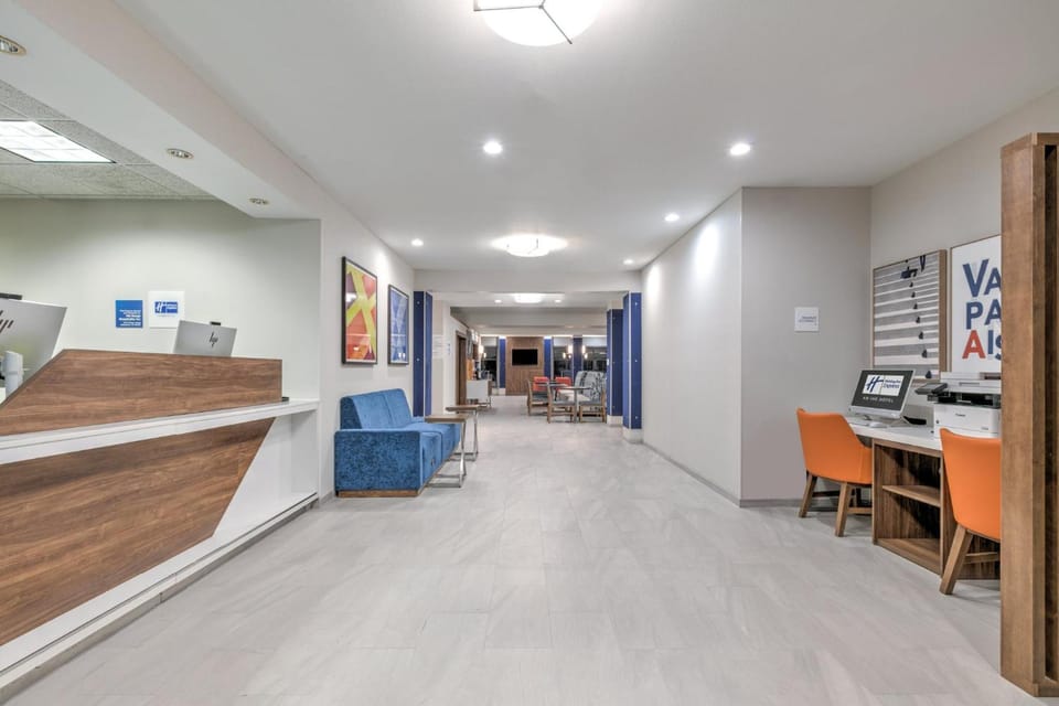Holiday Inn Express Hotel and Suites Valparaiso By IHG Hotel in Valparaiso