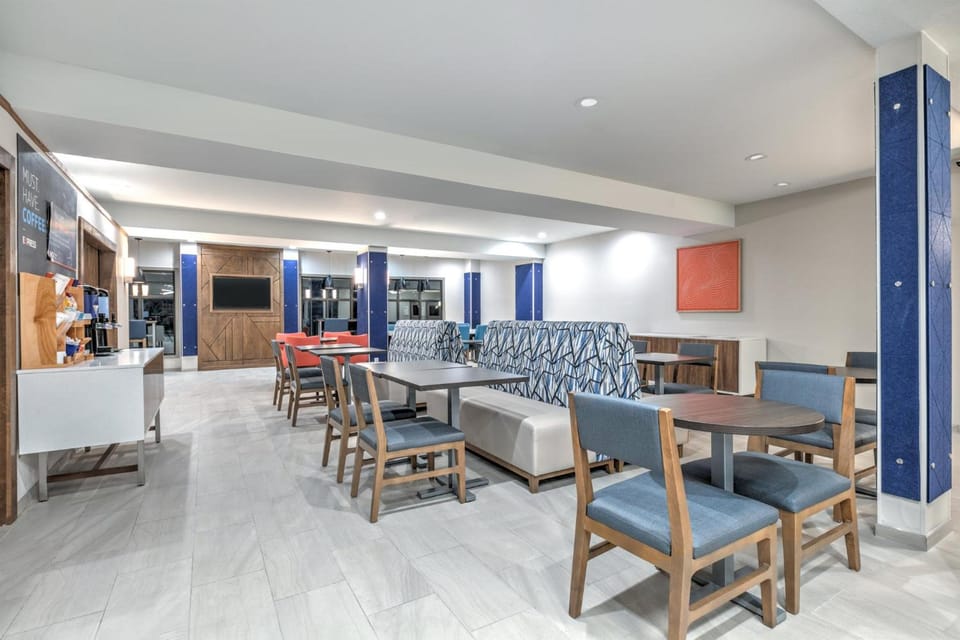 Holiday Inn Express Hotel and Suites Valparaiso By IHG Hotel in Valparaiso