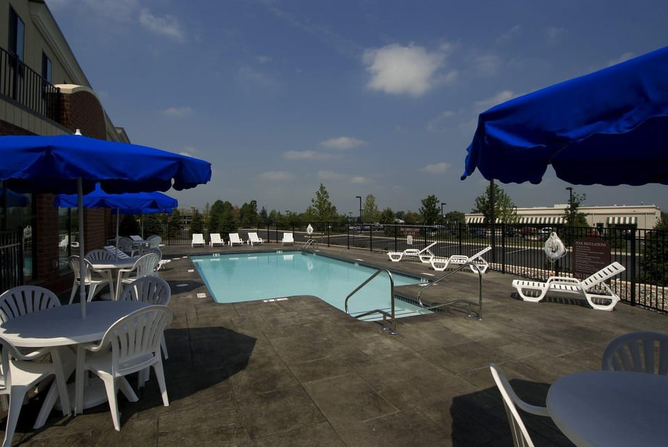 Swimming pool [outdoor]