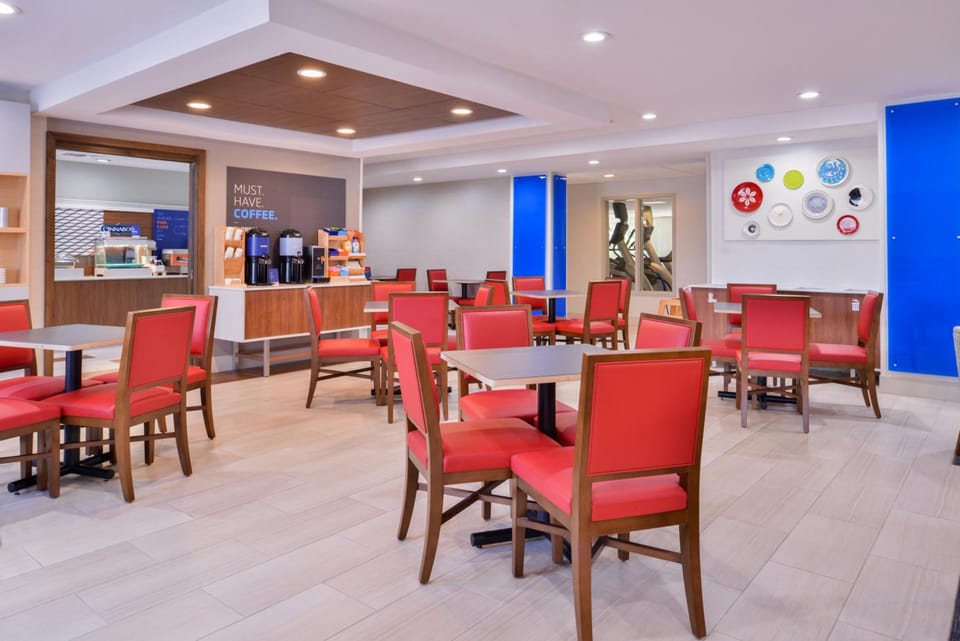Holiday Inn Express & Suites Selma By IHG Hotel in San Antonio