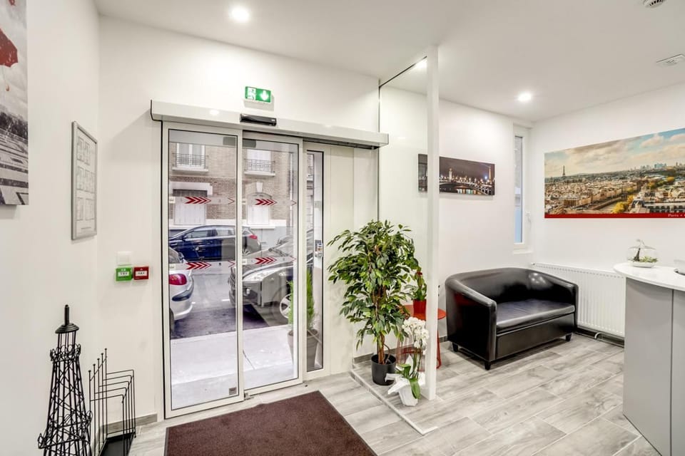Paris Hotel Hotel in Clichy